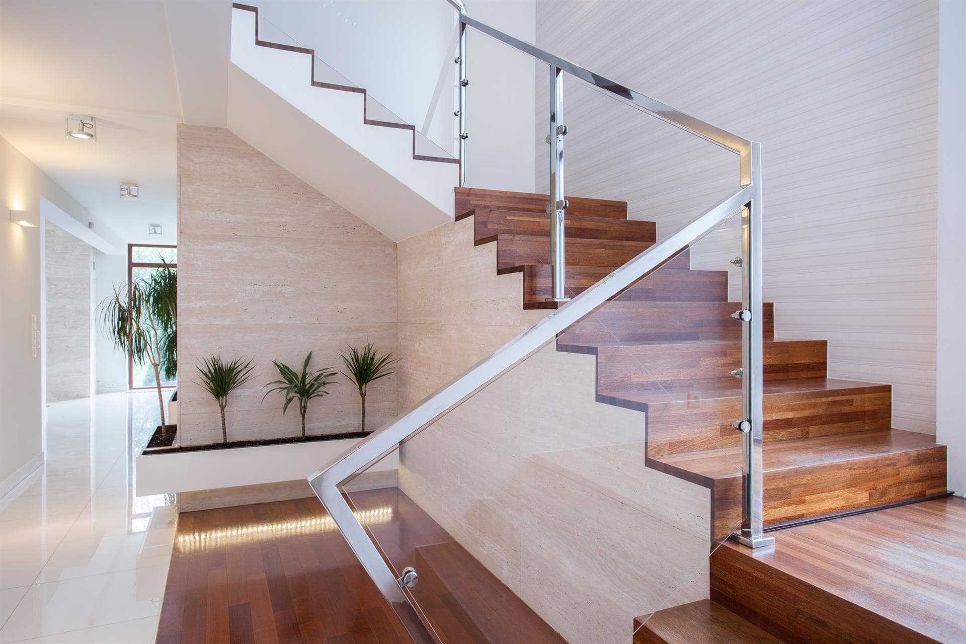 Decoración interior con escaleras de madera